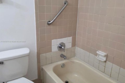 Condo in Hialeah, Florida, 2 bedrooms  № 1974524 - photo 15