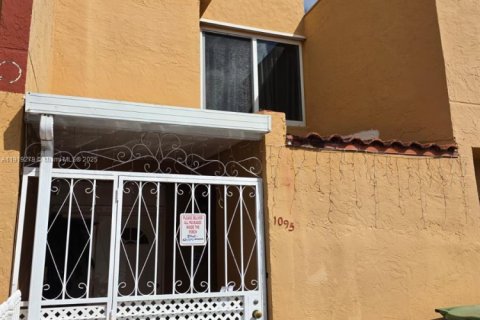 Condo in Hialeah, Florida, 2 bedrooms  № 1974524 - photo 17