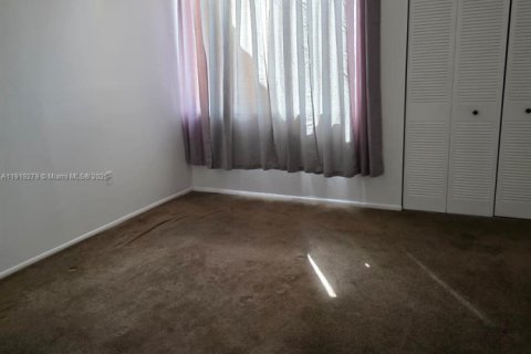 Condo in Hialeah, Florida, 2 bedrooms  № 1974524 - photo 11
