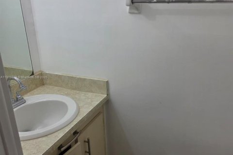 Condo in Hialeah, Florida, 2 bedrooms  № 1974524 - photo 5