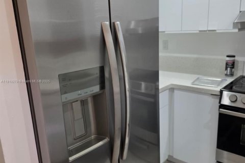 Condo in Hialeah, Florida, 2 bedrooms  № 1974524 - photo 2