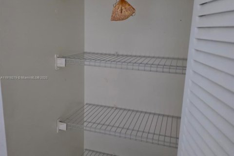 Condo in Hialeah, Florida, 2 bedrooms  № 1974524 - photo 13