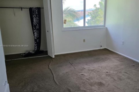 Condo in Hialeah, Florida, 2 bedrooms  № 1974524 - photo 9