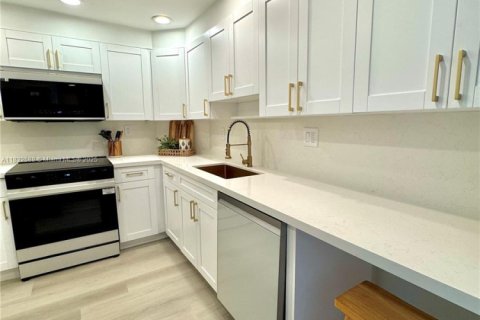 Condo in Sunny Isles Beach, Florida, 1 bedroom  № 1817565 - photo 16