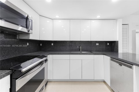 Condo in Key Biscayne, Florida, 3 bedrooms № 2033295 - photo 14