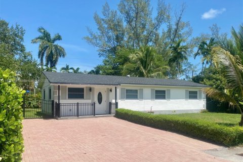 Villa ou maison à louer à South Miami, Floride: 3 chambres, 118.36 m2 № 1967618 - photo 1