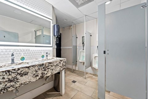 Propiedad comercial en venta en Coral Springs, Florida № 1708552 - foto 16