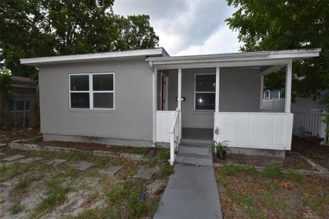 House in Saint Petersburg, Florida 5 bedrooms, 178 sq.m. № 2302873