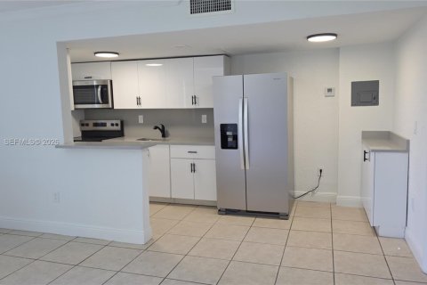 Condominio en Miami, Florida, 1 dormitorio  № 2077628
