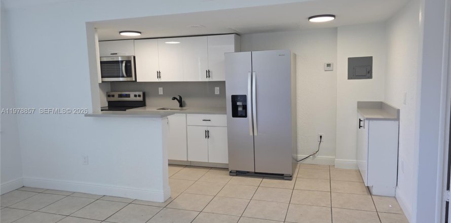 Condominio en Miami, Florida, 1 dormitorio  № 2077628