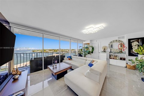 Condominio en venta en North Bay Village, Florida, 2 dormitorios, 95.69 m2 № 1965284 - foto 3