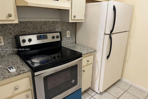 Condo in Pembroke Pines, Florida, 1 bedroom  № 1839267 - photo 2
