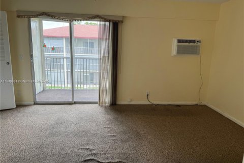 Condo in Pembroke Pines, Florida, 1 bedroom  № 1839267 - photo 10
