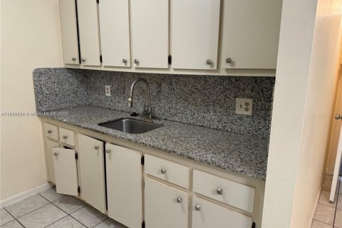 Condo in Pembroke Pines, Florida, 1 bedroom  № 1839267 - photo 3