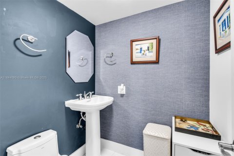 Condo in Key Biscayne, Florida, 1 bedroom  № 1888821 - photo 13