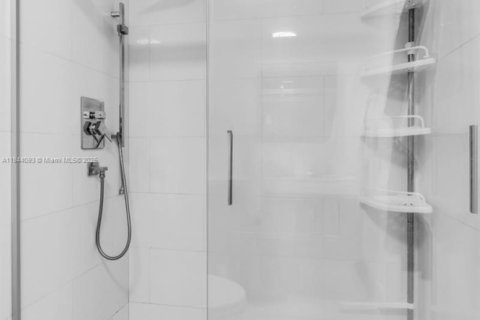 Condo in Key Biscayne, Florida, 1 bedroom  № 1888821 - photo 12