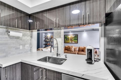 Condo in Key Biscayne, Florida, 1 bedroom  № 1888821 - photo 9