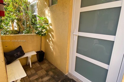 Townhouse in Fort Lauderdale, Florida 2 bedrooms, 100.33 sq.m. № 2075256 - photo 2
