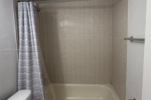 Apartamento en alquiler en Hialeah, Florida, 1 dormitorio, 61.32 m2 № 2058511 - foto 9