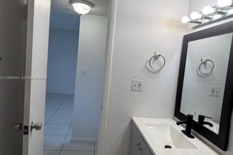 Apartamento en alquiler en Hialeah, Florida, 1 dormitorio, 61.32 m2 № 2058511 - foto 12