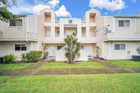 Condo in Oakland Park, Florida, 2 bedrooms  № 1708209 - photo 1