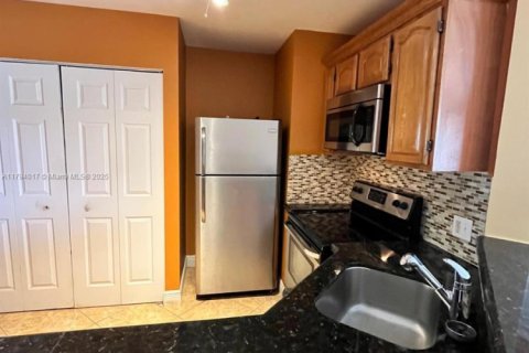 Condo in Oakland Park, Florida, 2 bedrooms  № 1708209 - photo 18