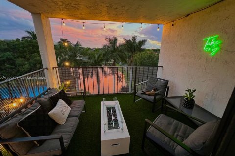 Condo in Tamarac, Florida, 2 bedrooms  № 2081601 - photo 2
