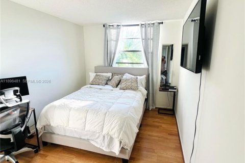 Condo in Tamarac, Florida, 2 bedrooms  № 2081601 - photo 18