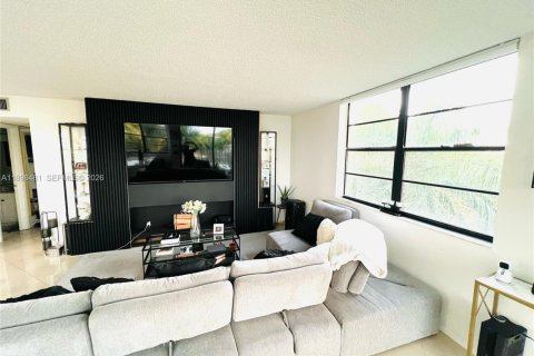 Condo in Tamarac, Florida, 2 bedrooms  № 2081601 - photo 4