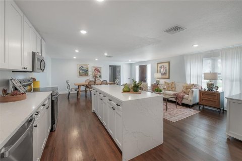 Villa ou maison à vendre à Tampa, Floride: 4 chambres, 159.88 m2 № 1919922 - photo 12