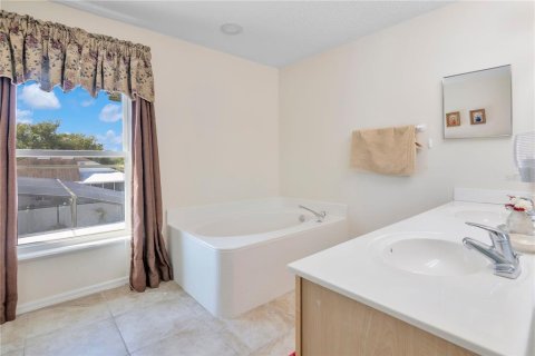 House in Clermont, Florida 4 bedrooms, 222.22 sq.m. № 2151769 - photo 22