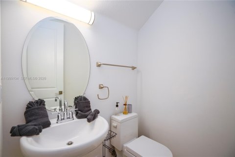 Villa ou maison à louer à Miami, Floride: 8 chambres, 411.19 m2 № 2297390 - photo 18