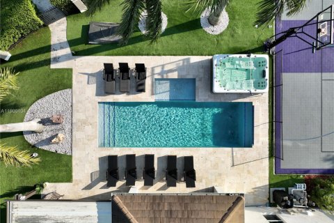 Villa ou maison à louer à Miami, Floride: 8 chambres, 411.19 m2 № 2297390 - photo 3