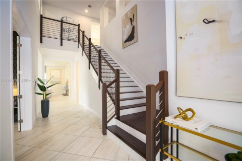 Villa ou maison à louer à Miami, Floride: 8 chambres, 411.19 m2 № 2297390 - photo 4
