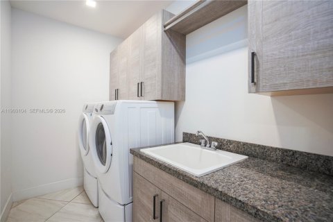 Villa ou maison à louer à Miami, Floride: 8 chambres, 411.19 m2 № 2297390 - photo 24
