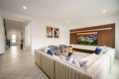 Villa ou maison à louer à Miami, Floride: 8 chambres, 411.19 m2 № 2297390 - photo 8