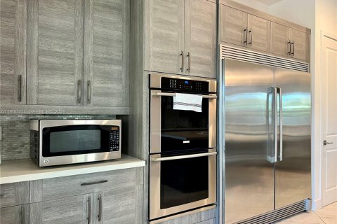 Villa ou maison à louer à Miami, Floride: 8 chambres, 411.19 m2 № 2297390 - photo 14