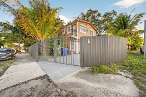 Immobilier commercial à Miami, Floride 145.48 m2 № 2001275