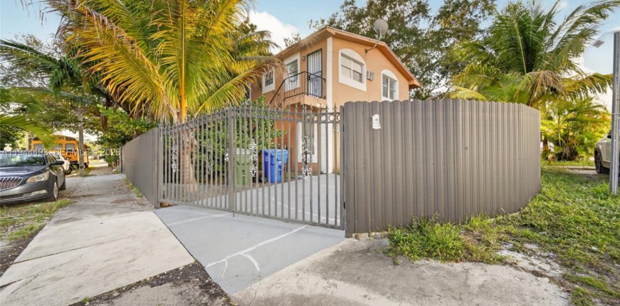 Immobilier commercial à Miami, Floride 145.48 m2 № 2001275