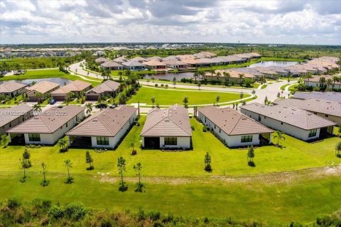Villa ou maison à vendre à Port St. Lucie, Floride: 2 chambres, 165.09 m2 № 1988673 - photo 4