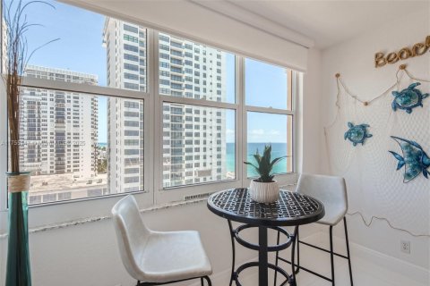 Condominio en alquiler en Hollywood, Florida, 2 dormitorios, 54.81 m2 № 1863807 - foto 11