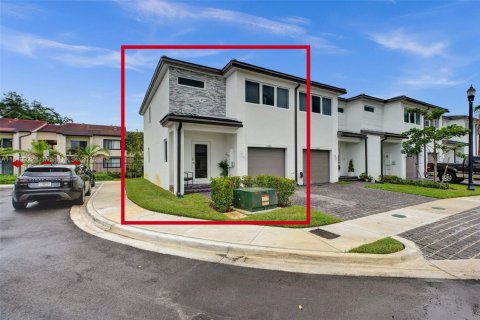 Townhouse in Pembroke Park, Florida 3 bedrooms, 118.54 sq.m. № 1836672 - photo 3