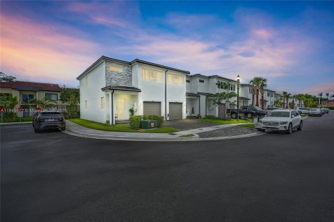 Townhouse in Pembroke Park, Florida 3 bedrooms, 118.54 sq.m. № 1836672 - photo 1