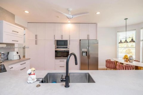 House in Weston, Florida 5 bedrooms, 276.2 sq.m. № 1872381 - photo 13