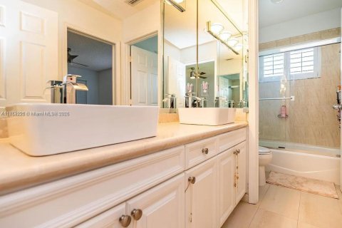 House in Weston, Florida 5 bedrooms, 276.2 sq.m. № 1872381 - photo 24