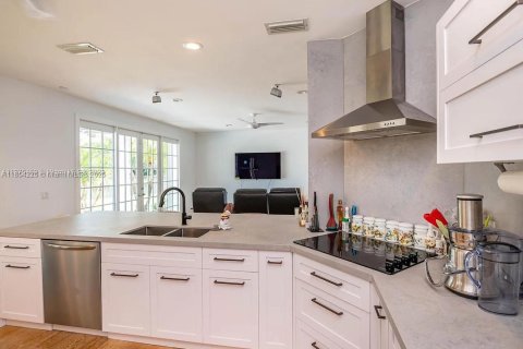 House in Weston, Florida 5 bedrooms, 276.2 sq.m. № 1872381 - photo 11