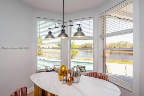 House in Weston, Florida 5 bedrooms, 276.2 sq.m. № 1872381 - photo 16