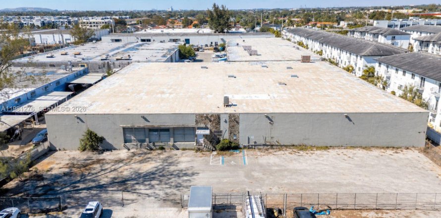 Immobilier commercial à Hialeah, Floride № 2091284
