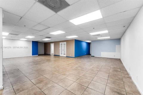 Immobilier commercial à vendre à Hialeah, Floride № 2091284 - photo 8