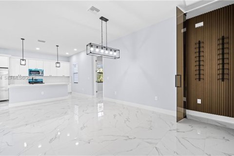 House in Lehigh Acres, Florida 4 bedrooms № 2048565 - photo 3